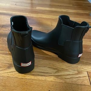 Women’s Hunter ankle-height (short) rubber rain boots. Excellent condition. US7.